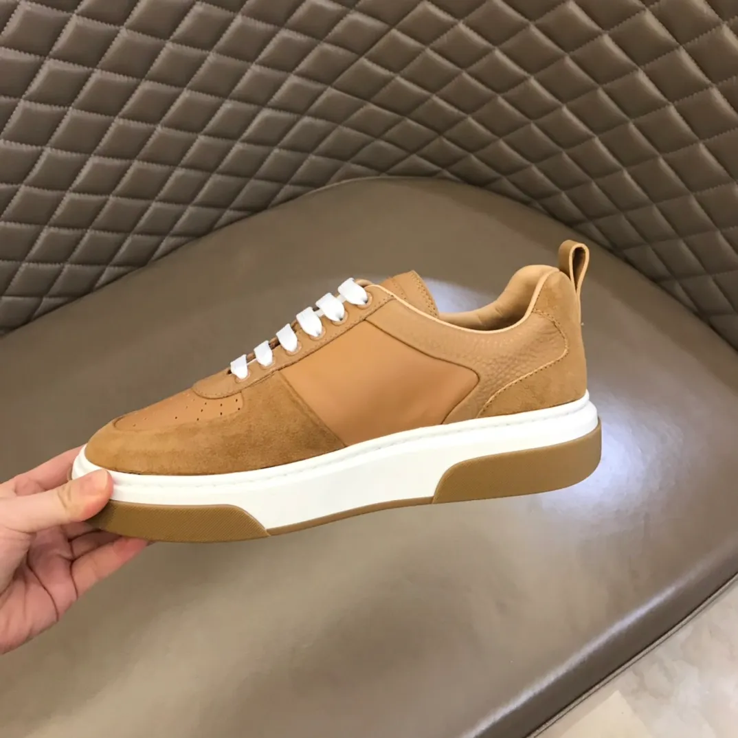 p420 "Salvatore Ferraga**" men's low-cut fashion sneakers. This casual shoe has a novel structure and is made of soft calfskin. The contrasting color elements on the upper highlight the bold and avant-garde atmosphere. The first-layer cowhide lining is high-end and comfortable. Energetic and fresh, these shoes can be worn with casual looks or add a touch of street style to elegant trousers.  Size: 38-44